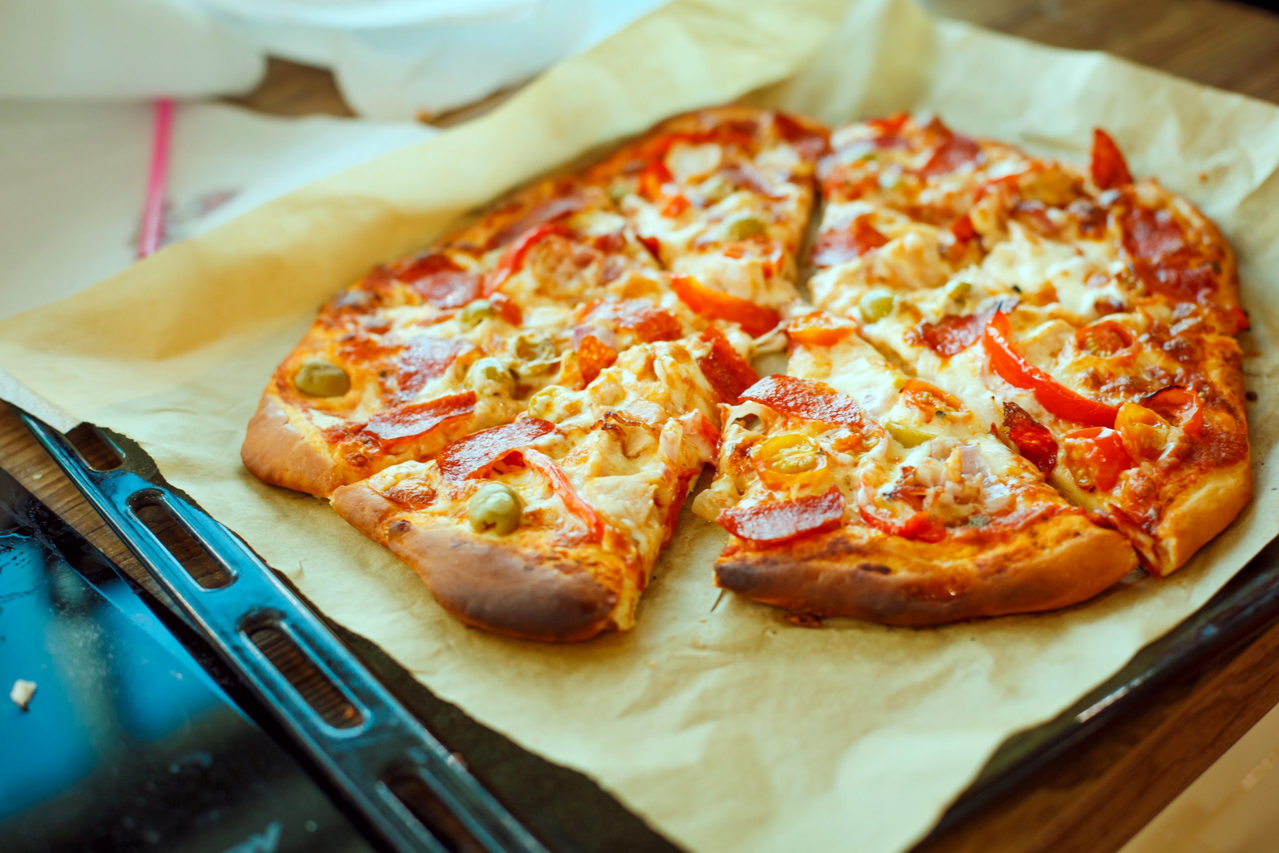 Domowa pizza po wyjęciu z piekarnika