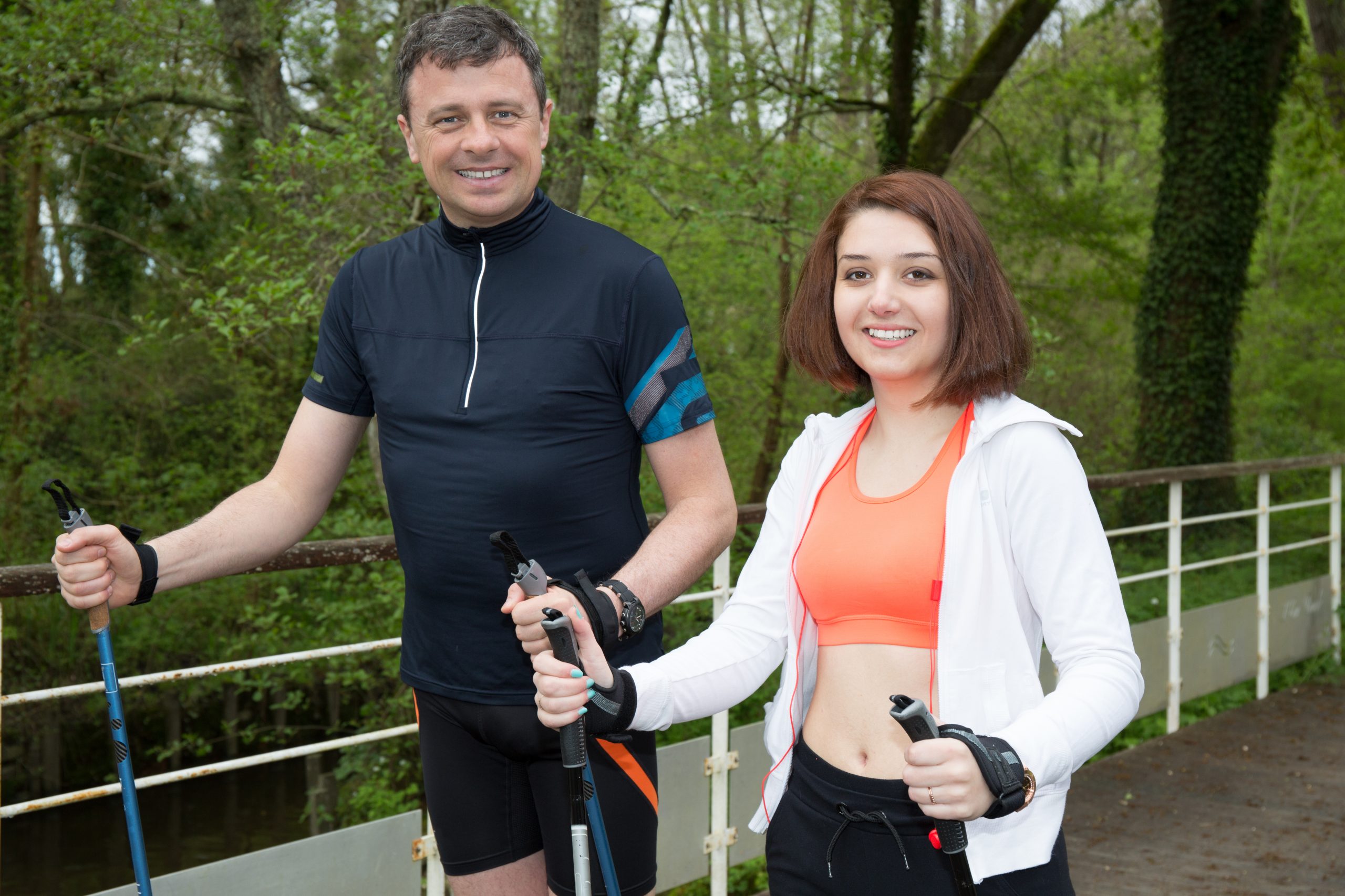 Para uprawiająca nordic walking