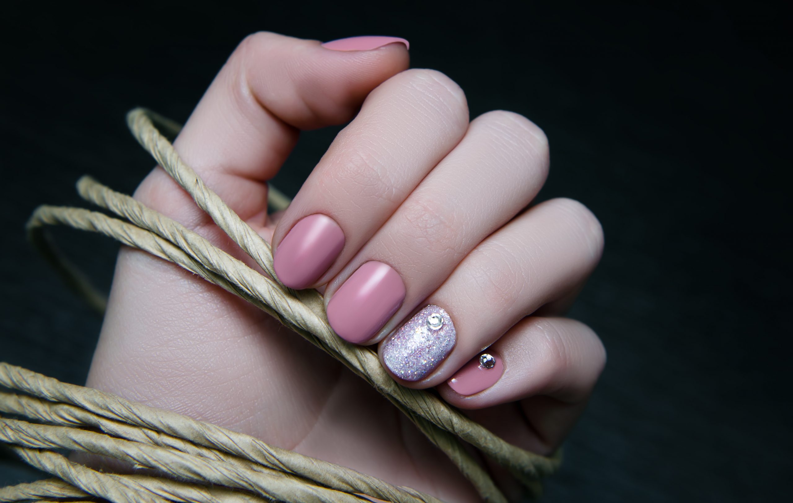 Jak wygląda manicure winylowy?