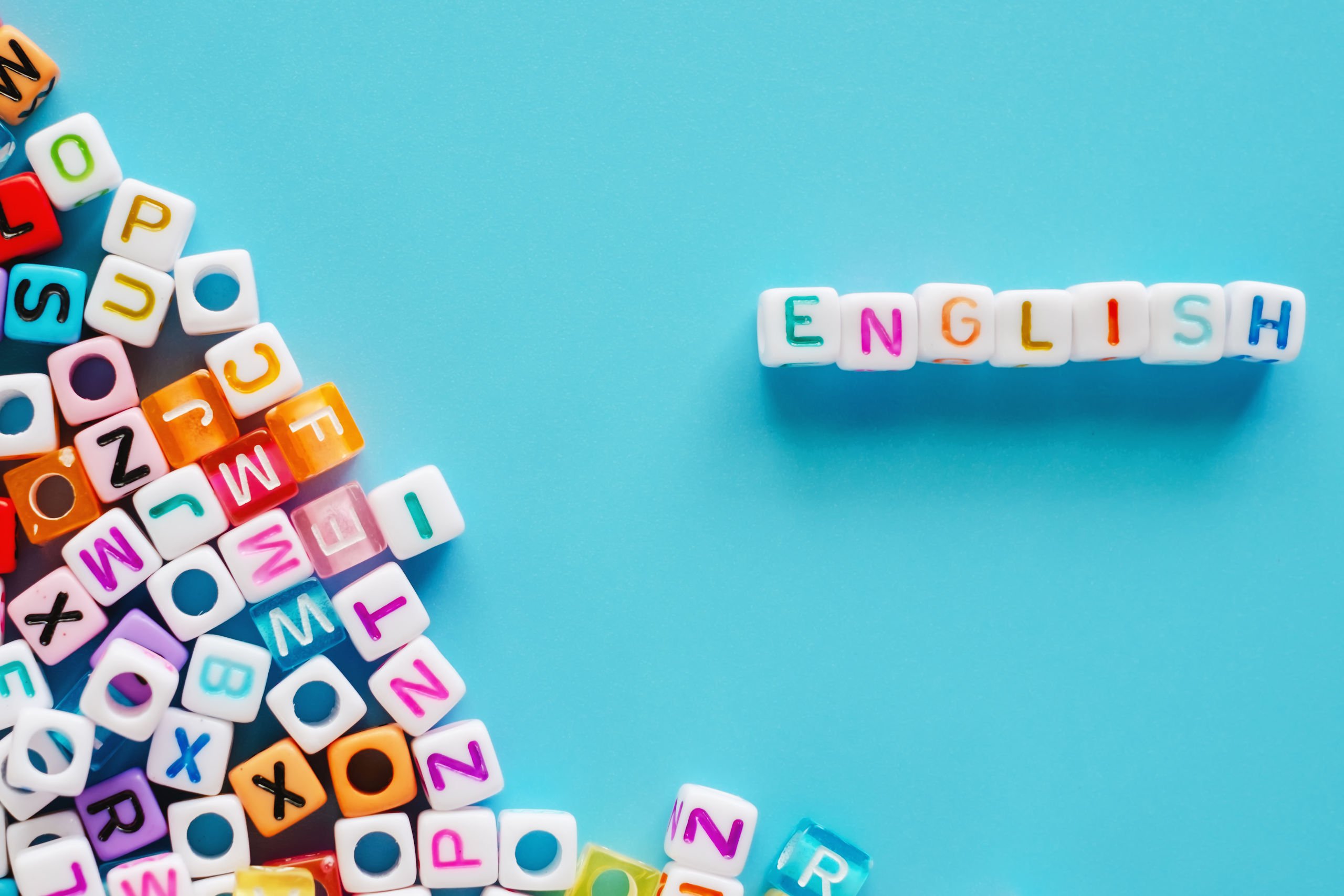 Napis Englisj ułożony z kolorowych klocków z literkami