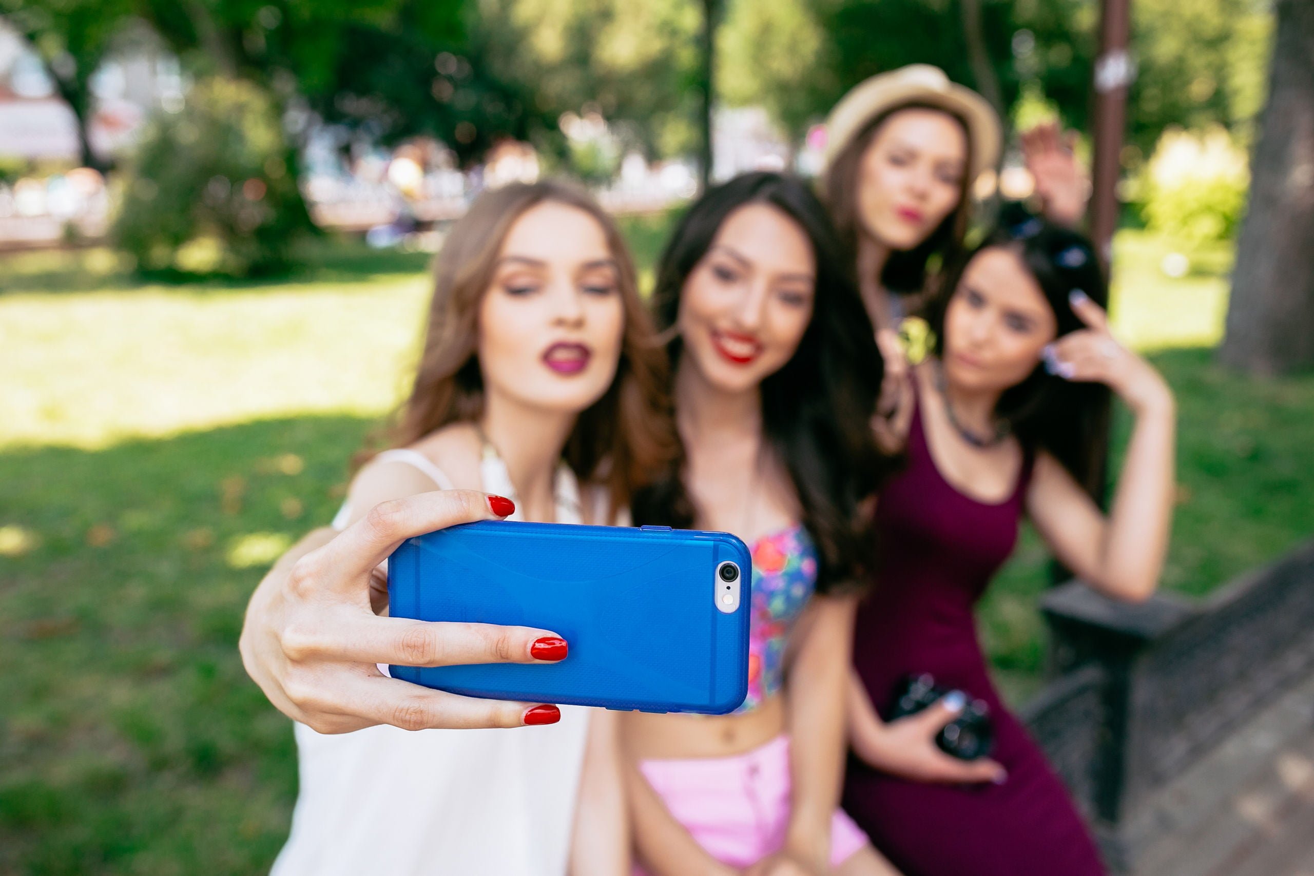 Młode kobiety robią selfie w parku