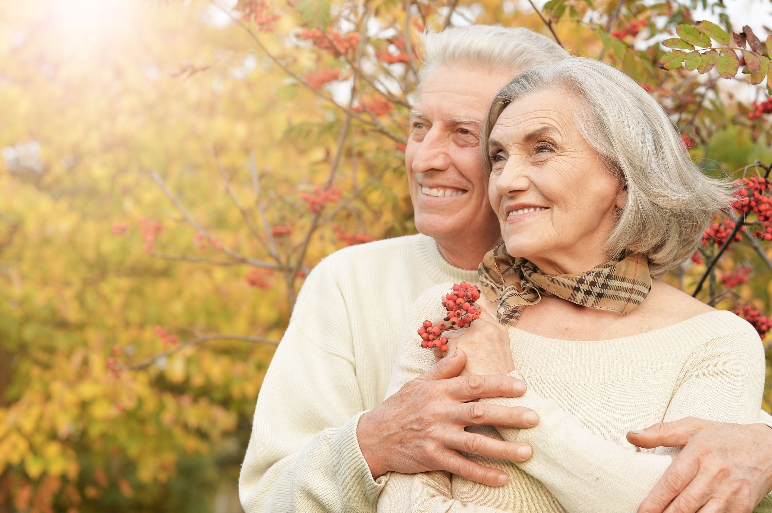 Usmiechnięta para seniorów w otoczeniu natury